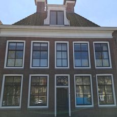 Vijf traveeën breed pand onder schilddak met dakkapel en twee hoekschoorstenen