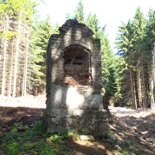 Kaplička severně od Stříbrnic v lese