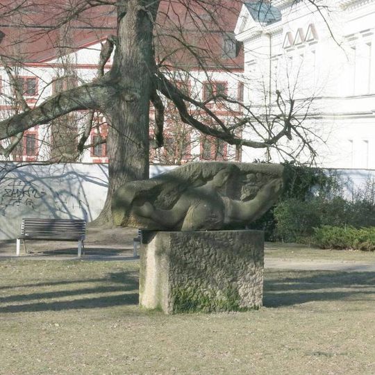 Kamenná plastika Žena s ratolestí v parku Clam-Gallasů v Liberci