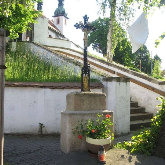 Kříž v Dýšině před kostelem