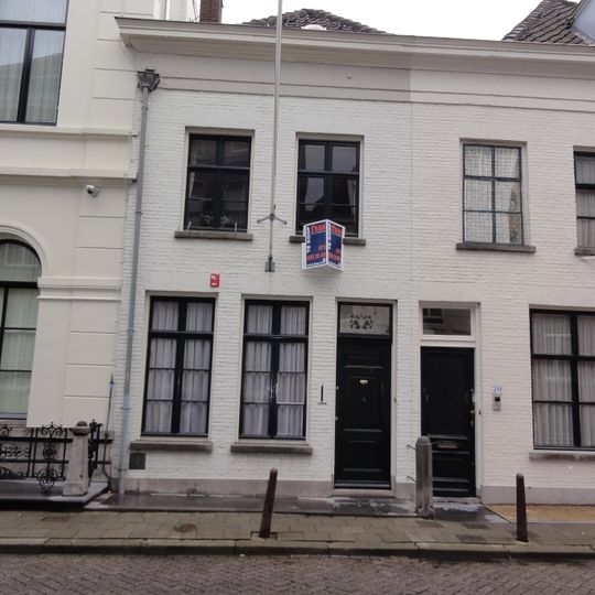 Huis met eenvoudige lijstgevel met schuiframen