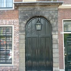 Poortje terzijde van de Marekerk. Natuurstenen omlijsting, aardige lantaarn