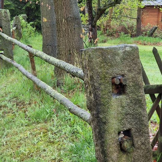 4 Durchsteck-Granitpfosten der Einfriedung Döhlen 16