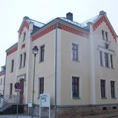 Ehemaliges Forsthaus (heute Wohnhaus) in offener Bebauung Otto-Findeisen-Straße 1