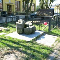 Kamenná plastika u restaurace v Holanech