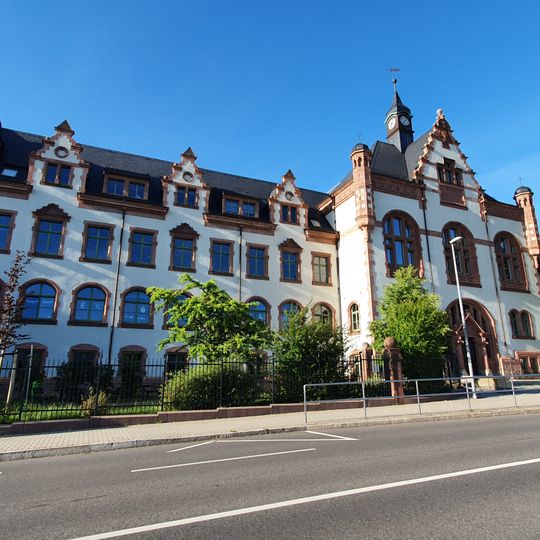 Schulgebäude mit mehreren Gebäudeeinheiten Max-Kästner-Straße 21