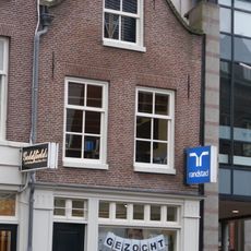 Pand met klokgevel, horizontaal afgedekt