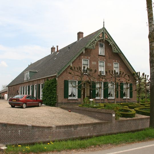 Boerderij van het hallehuistype met middenlangsdeel