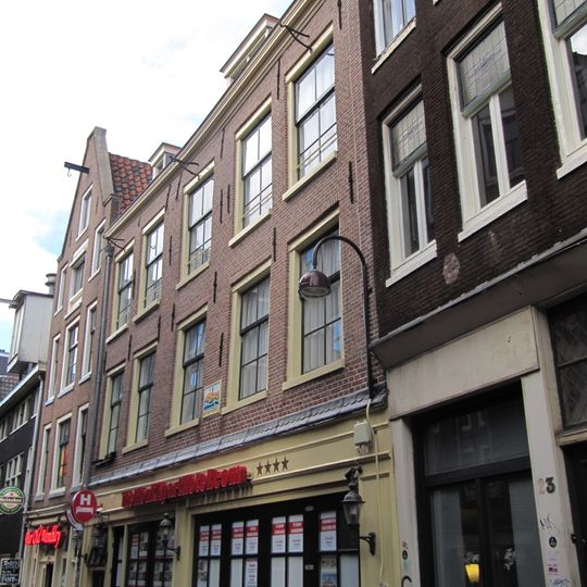 Vijf traveeën brede gevel onder rechte lijst