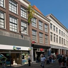 Pand met rechte lijstgevel en jongere onderpui