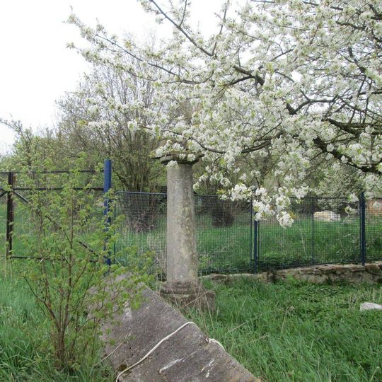 Kříž u Radějovic u plotu