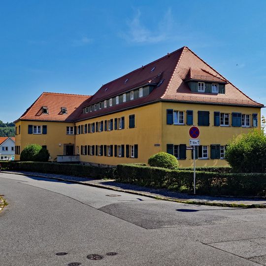 Detached tenement building over L-shaped ground plan Götzingerstraße 36; 38; 40