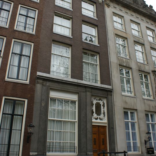 Pand met gevel onder rechte lijst met consoles met hardstenen pui