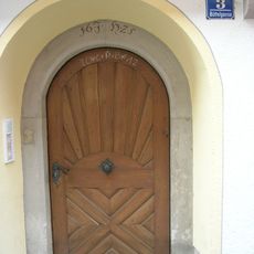 Rundbogiges Türgewände