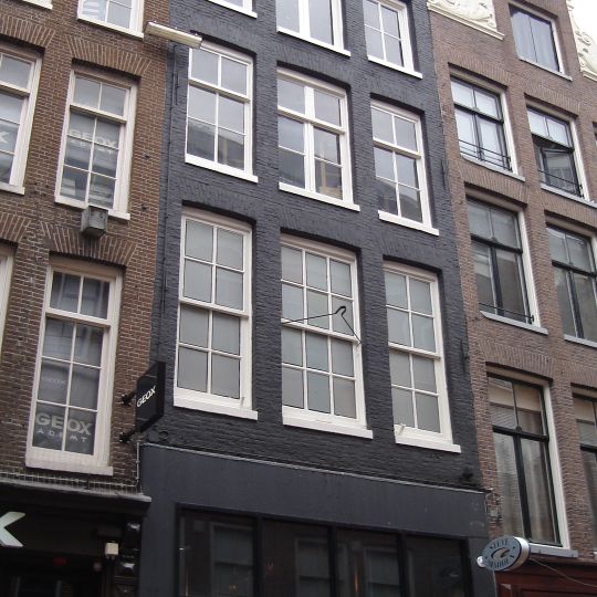 Pand met halsgevel met gedeelde vleugelstukken van uitzonderlijk type en ornament in de afdekking