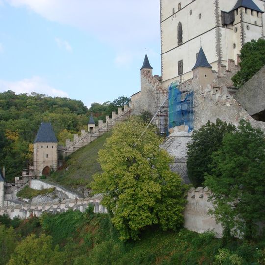 Hradební zeď předhradí na Karlštejně