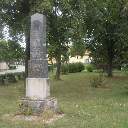 Pomník padlým v Zelenči při silnici na Čertousy