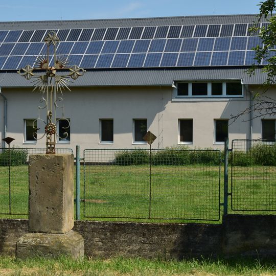 Kříž u silnice v západní části Stradonic