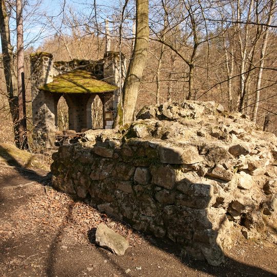 Burgruine, unterhalb davon Steindeckerbrücke über den Schwarzbach