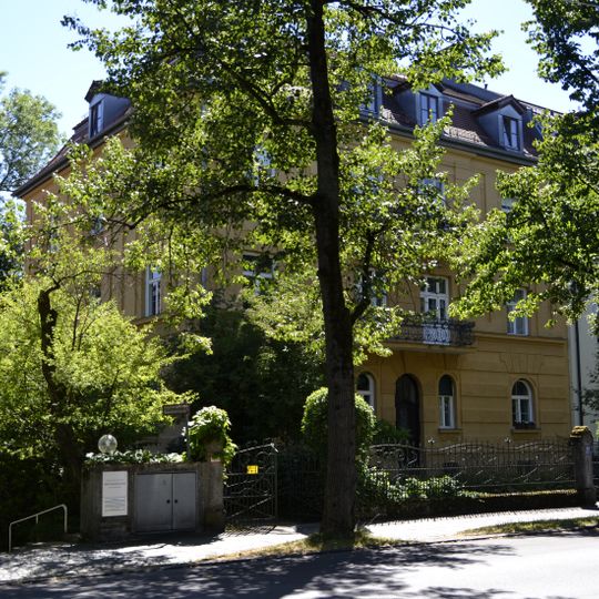 Dreigeschossiges Mietshaus
