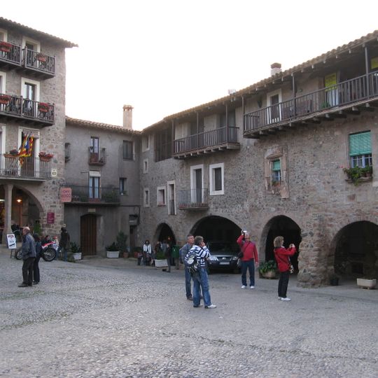 Plaça porticada de Santa Pau