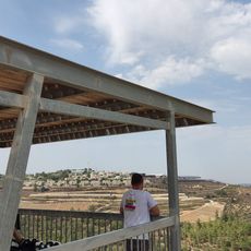 מרפסת תצפית בנויה מעל הדרך