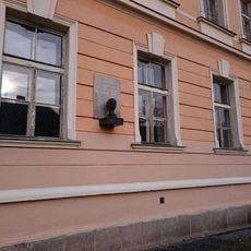 Památník na škole v Kamenici nad Lipou