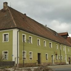 Walmdachbau mit langgestrecktem Wirtschaftsgebäude