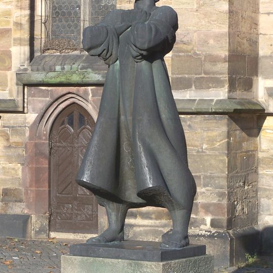 Bronzestatue und reliefierte Steinblöcke auf Postament Katharinenkirchhof