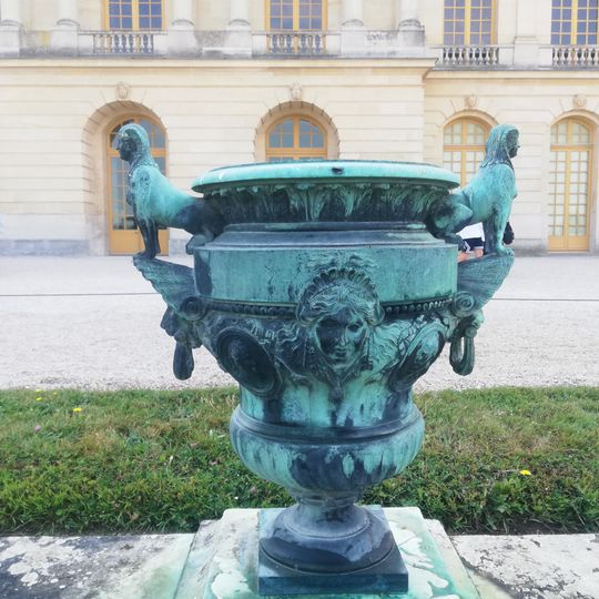 Vase aux protomés de lion avec sphinge