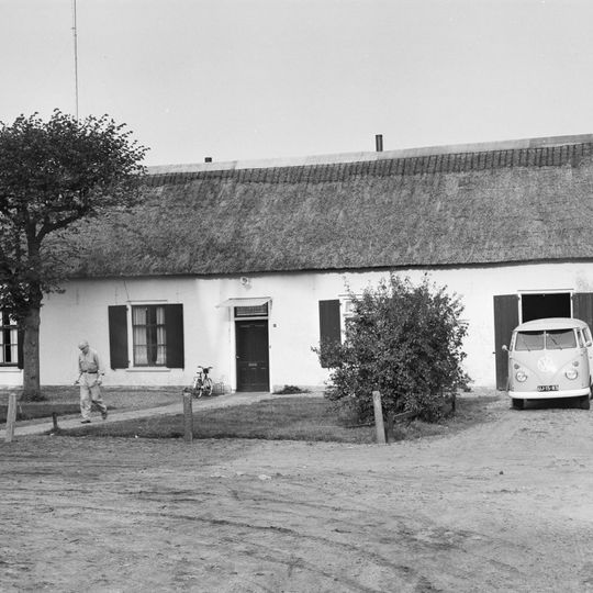Witgepleisterd muldershuis zonder verdieping en met een rieten schilddak