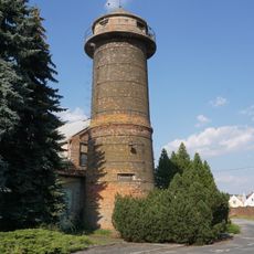 Komín s ochrannou zdí a památníkem obětem 2. světové války