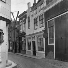 Huis met geverfde trapgevel
