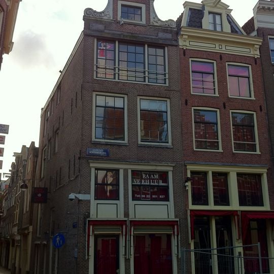 Hoekhuis, halsgevel met gedeelde vleugelstukken