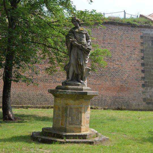 Socha vlevo od vchodu do Kavalíru 2 v Terezíně