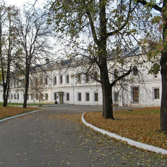 Служебный корпус у Передних ворот — северный корпус богадельни