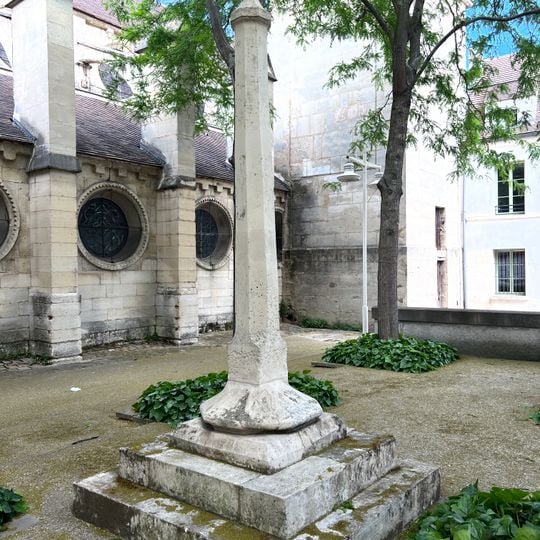 Croix de la place de la République d'Arcueil