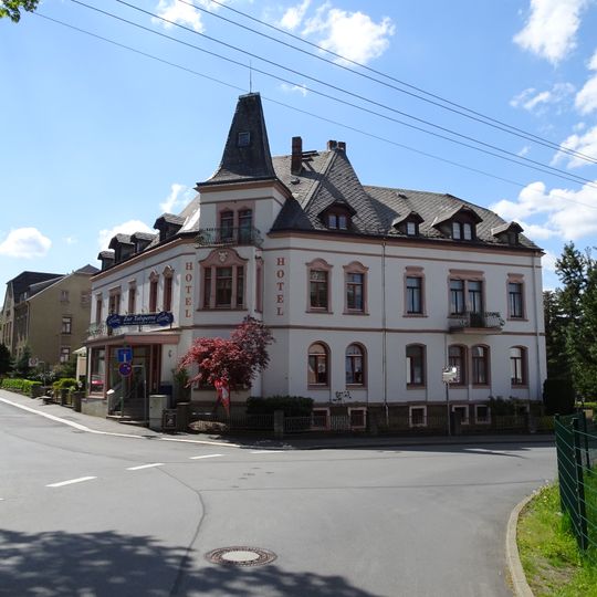 Mietshaus mit Gaststätte und Vorgarten, in Ecklage; Altenhainer Allee 8