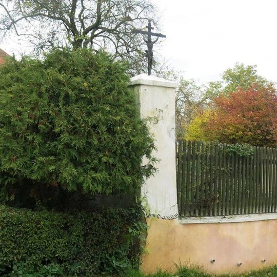 Kříž v rohu farní zahrady v Třebívlicích