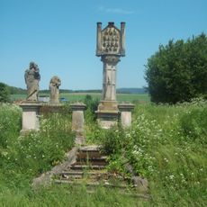 Sloup s reliéfem Čtrnácti svatých pomocníků a sochami světců a andílků