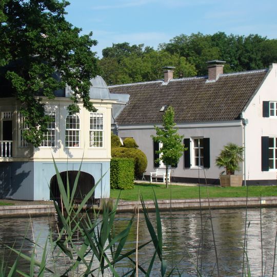 Sterreschans: Houten tuinhuis aan de vecht gelegen