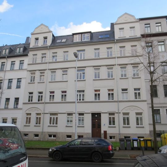 Mietshaus in geschlossener Bebauung mit Vorgarten Zeißstraße 38