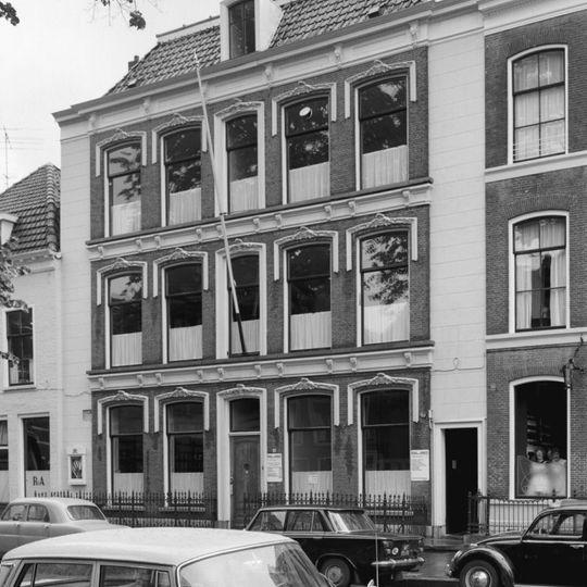 Vijf traveeën breed herenhuis met twee volledige verdiepingen