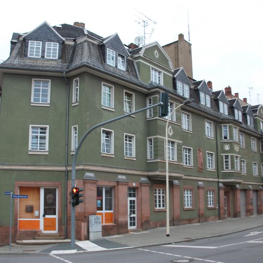 Mietshaus in Ecklage, mit Feuerwehrzufahrt Schlachthofstraße 1; 3