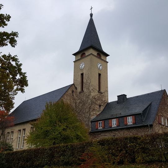 Einzeldenkmale der Sachgesamtheit Lutherkirche, Pfarrhaus und Kirchhof Pöhla: Kirche mit angebautem Pfarrhaus, zwei Kriegerdenkmale vor dem Pfarrhaus und Gedenkstein auf dem Friedhof (siehe auch Sachgesamtheitsliste - Obj. 09305996, gleiche Anschrif