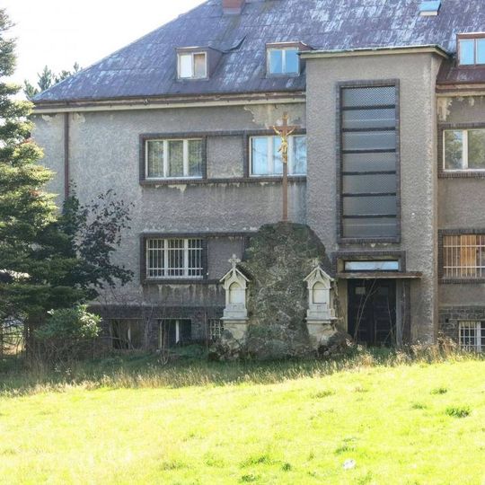 Kříž u kostela svatého Karla Boromejského ve Varnsdorfu