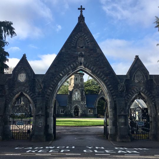 Gateway and forecourt walls to Cathays Cemetery