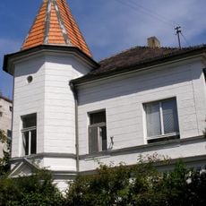 Vila a záhrada, vila