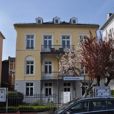 Villa und Nebengebäude