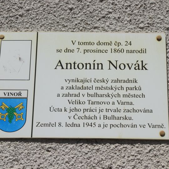 Pamětní deska Antonína Nováka ve Vinoři